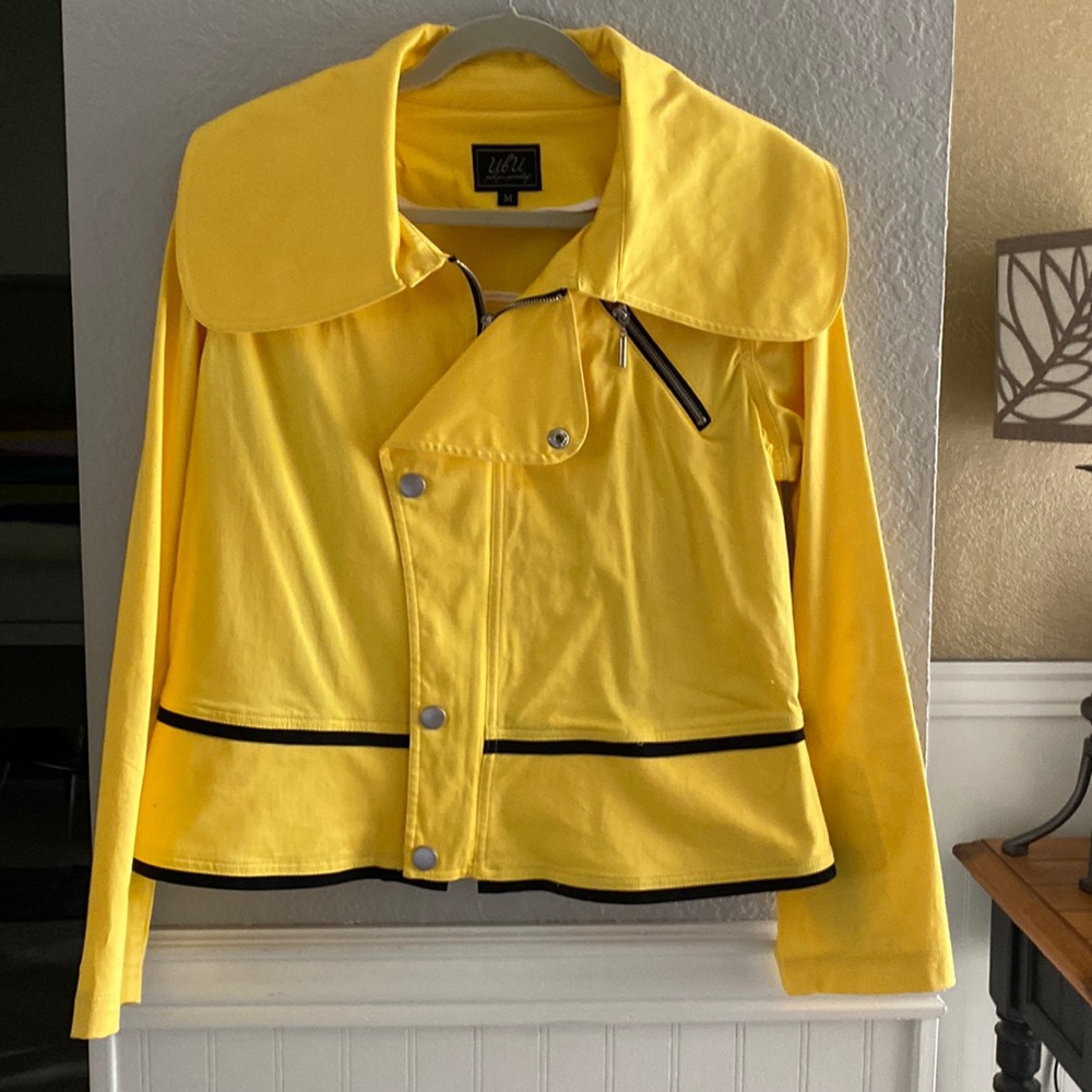 “UbU”- ladies yellow jacket, pockets Size M. Only warn once. Excellent condition